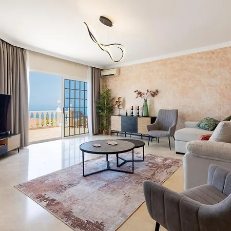 With Views And Heated Pool Hébergement de vacances *