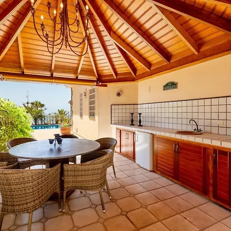 With Views And Heated Pool Hébergement de vacances