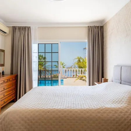 With Views And Heated Pool Hébergement de vacances *