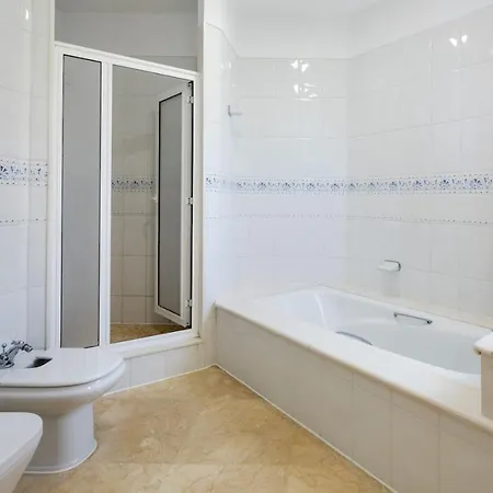 With Views And Heated Pool Holiday home *
